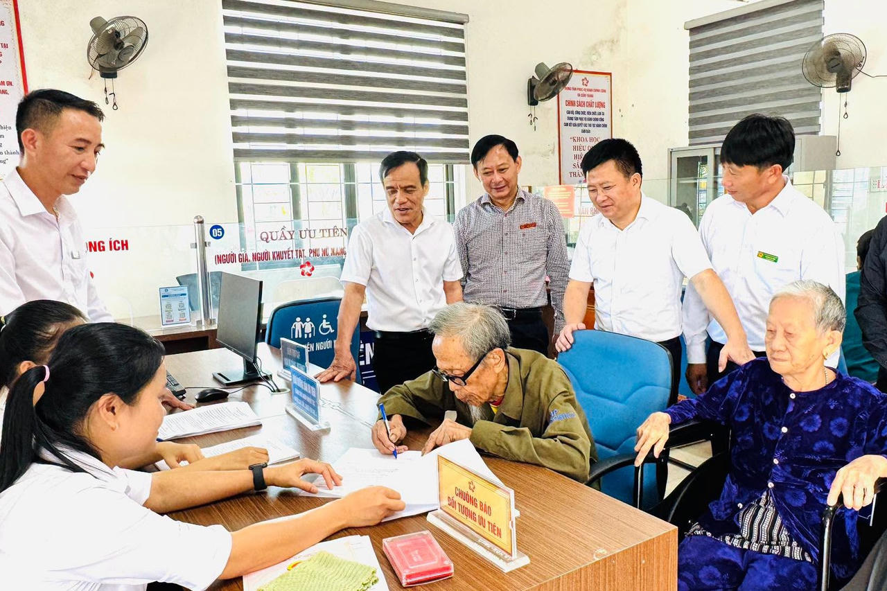 Xã Cẩm Trung ra mắt mô hình hỗ trợ người yếu thế tiếp cận dịch vụ công số