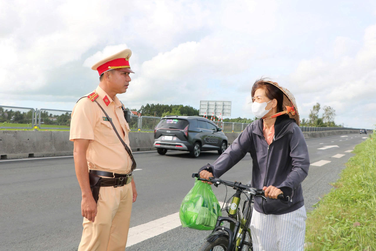 Nâng cao ý thức người dân, bảo đảm an toàn giao thông trên tuyến cao tốc Lộ Tẻ - Rạch Sỏi
