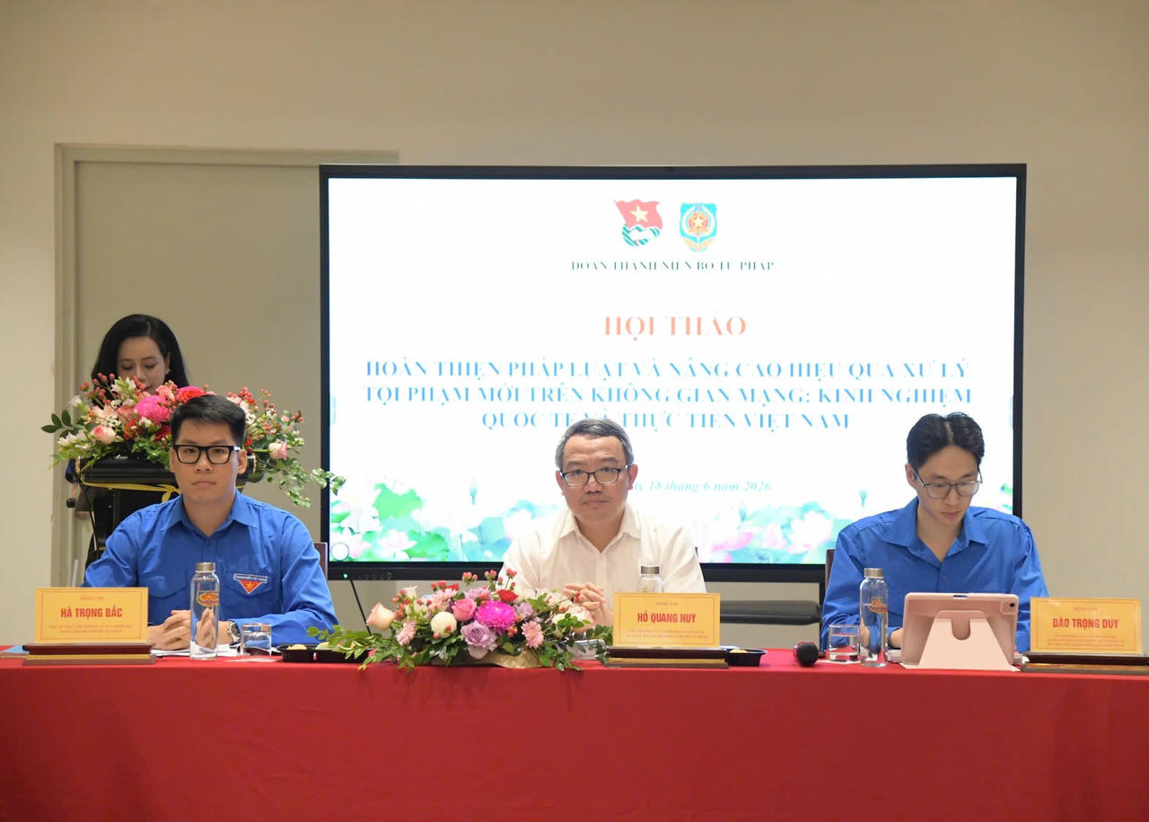 Đồng chí Hồ Quang Huy, Cục trưởng Cục Kiểm tra văn bản và Tổ chức thi hành pháp luật, Bộ Tư pháp, nguyên Bí thư Đoàn Thanh niên Bộ Tư pháp nhiệm kỳ 2017 - 2022; đồng chí Hà Trọng Bắc, Phó Bí thư, Chủ nhiệm Ủy ban Kiểm tra Đoàn Thanh niên Bộ Tư pháp; đồng chí Đào Trọng Duy, Ủy viên Ban Chấp hành Đoàn Bộ, Bí thư Chi đoàn Cục Kiểm tra văn bản và Tổ chức thi hành pháp luật, Bộ Tư pháp đồng chủ trì Hội thảo.