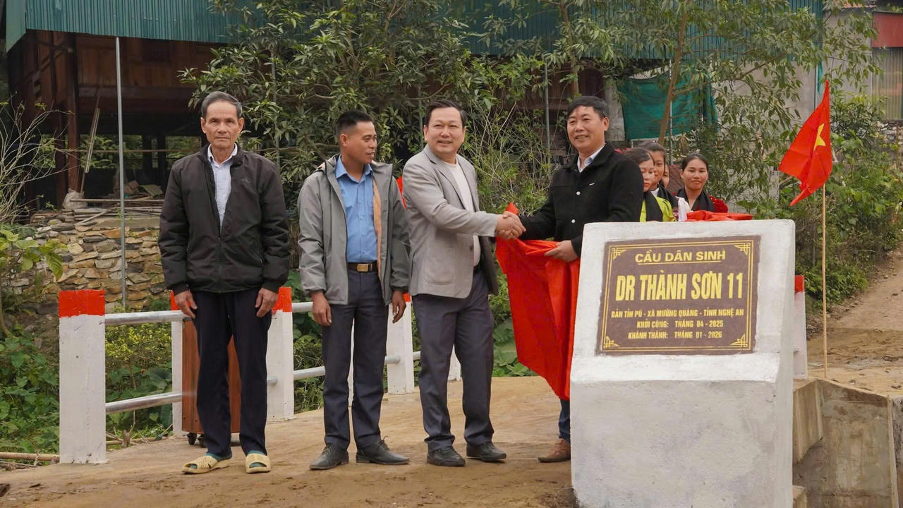 Phóng viên Xuân Hòa (bên phải) thay mặt nhà tài trợ khánh thành cầu dân sinh cho người dân xã Quang Phong