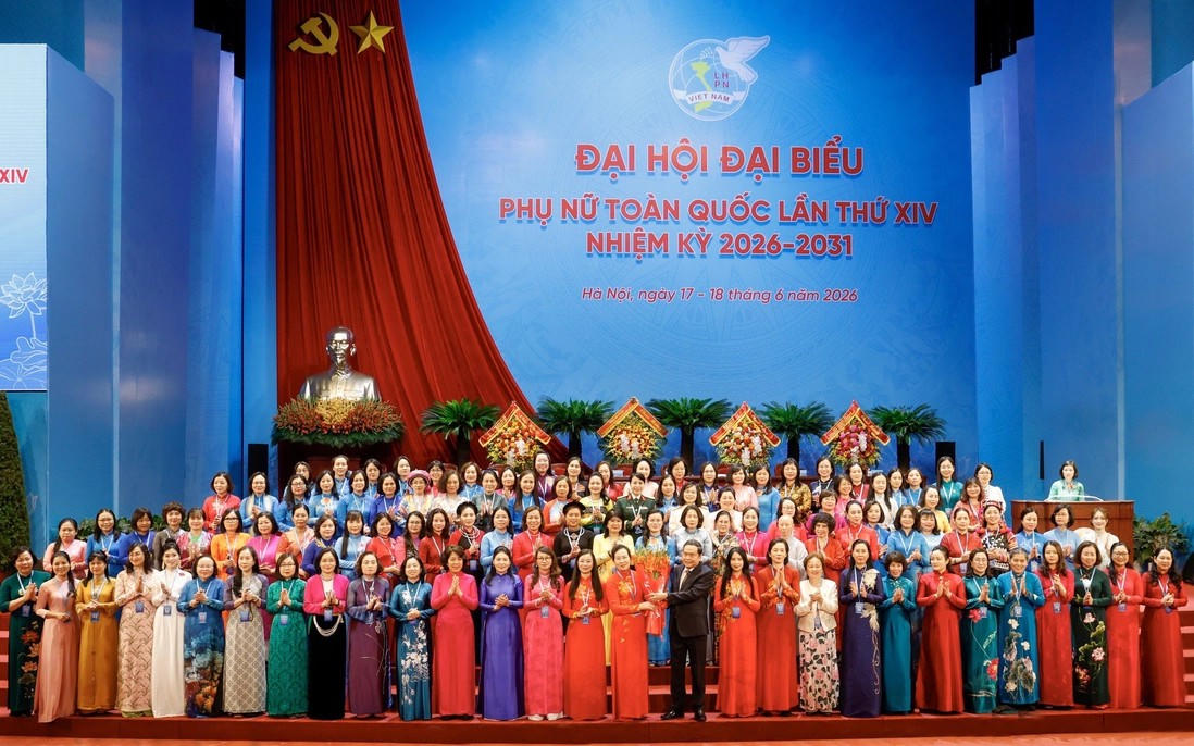 Chủ tịch Quốc hội Trần Thanh Mẫn thay mặt lãnh đạo Đảng, Nhà nước tặng hoa chúc mừng Ban Chấp hành Trung ương Hội LHPN Việt Nam khóa XIV, nhiệm kỳ 2026 - 2031.