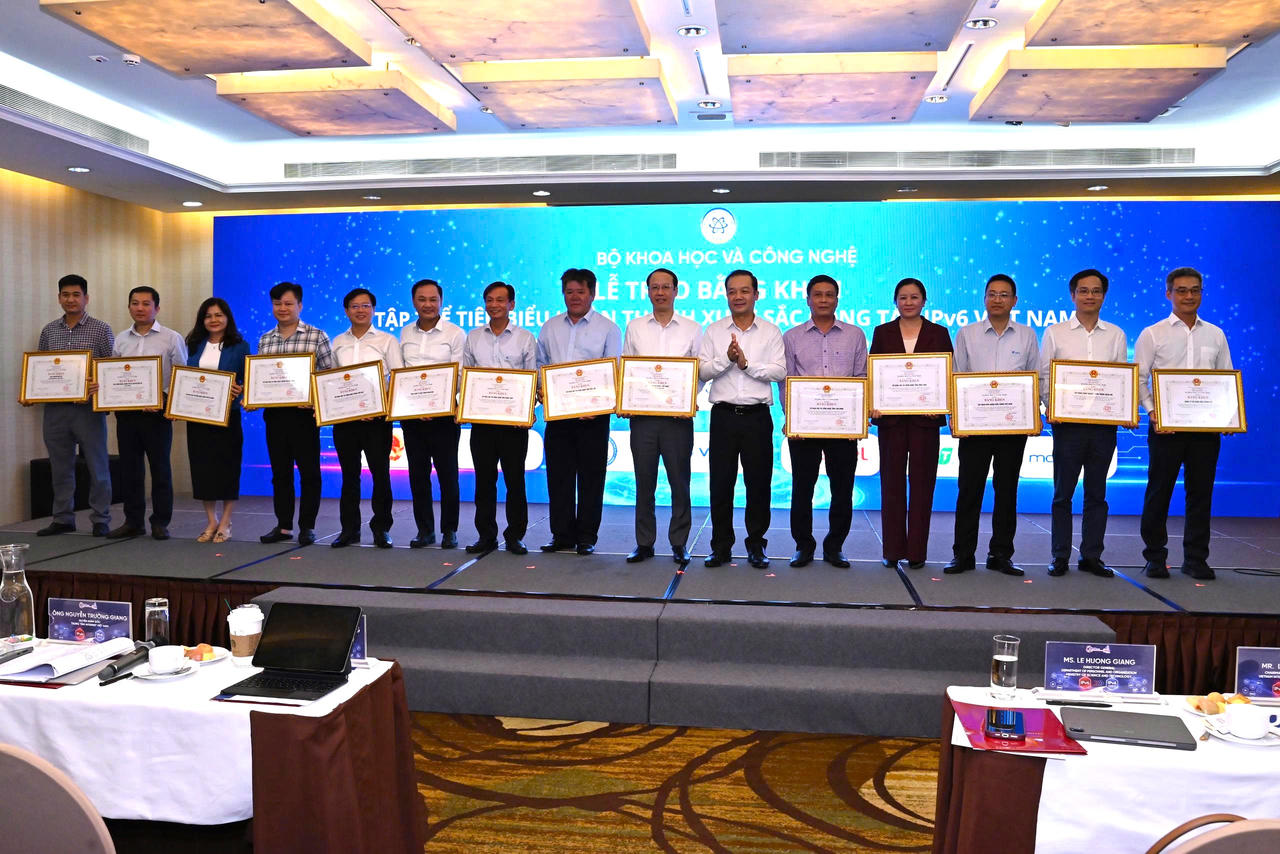 Thứ trưởng Phạm Đức Long trao Bằng khen của Bộ trưởng Bộ Khoa học và Công nghệ cho các tập thể, cá nhân có thành tích xuất sắc trong triển khai IPv6 giai đoạn 2021-2025 (Ảnh: MST)