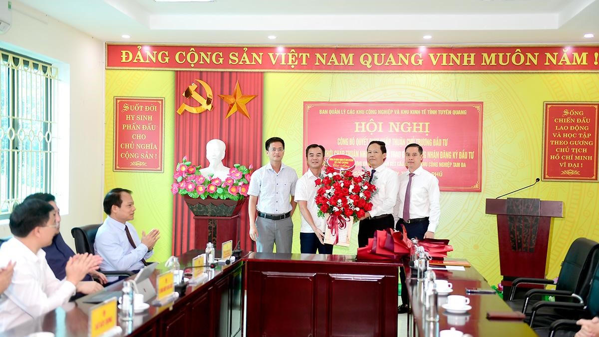 Lãnh đạo xã Phú Lương và xã Trường Sinh (bìa trái) tặng hoa chúc mừng chủ đầu tư dự án. Ảnh: Quốc Việt.