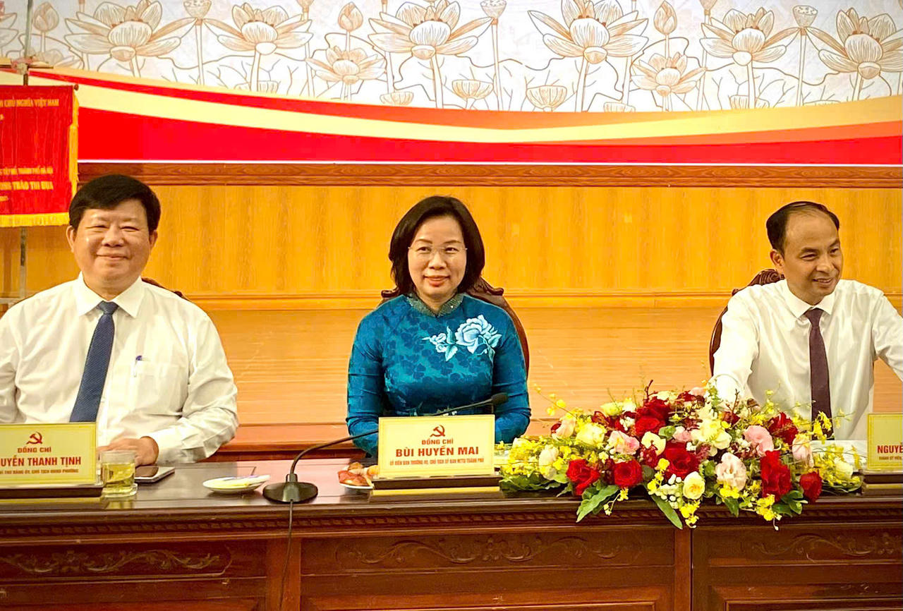 Bà Bùi Huyền Mai (chính giữa), Ủy viên Ban Thường vụ Thành ủy, Chủ tịch Ủy ban Mặt trận Tổ quốc Việt Nam Thành phố Hà Nội đã đánh giá toàn diện và định hướng nhiều nội dung quan trọng. (Ảnh: PV)