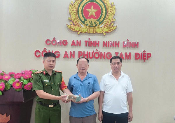 Hành động đẹp của người đàn ông nhặt được nửa tỷ đồng bên đường ở Ninh Bình