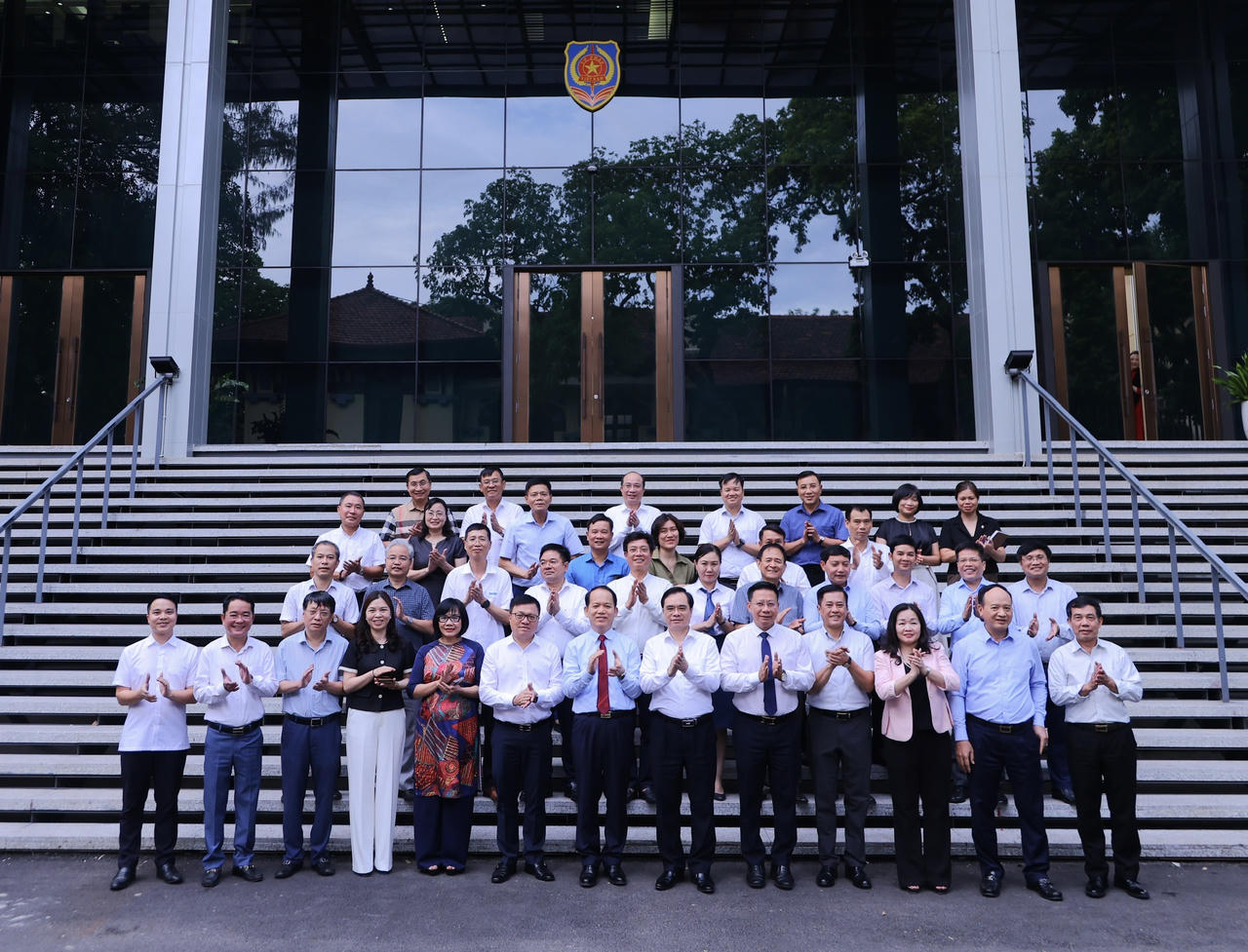 Lãnh đạo Bộ Tư pháp chụp ảnh lưu niệm cùng các đại biểu dự gặp mặt.