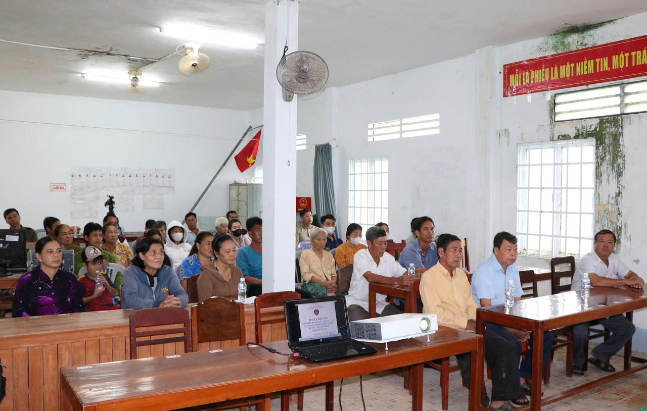 Các hộ dân tại buổi tuyên truyền