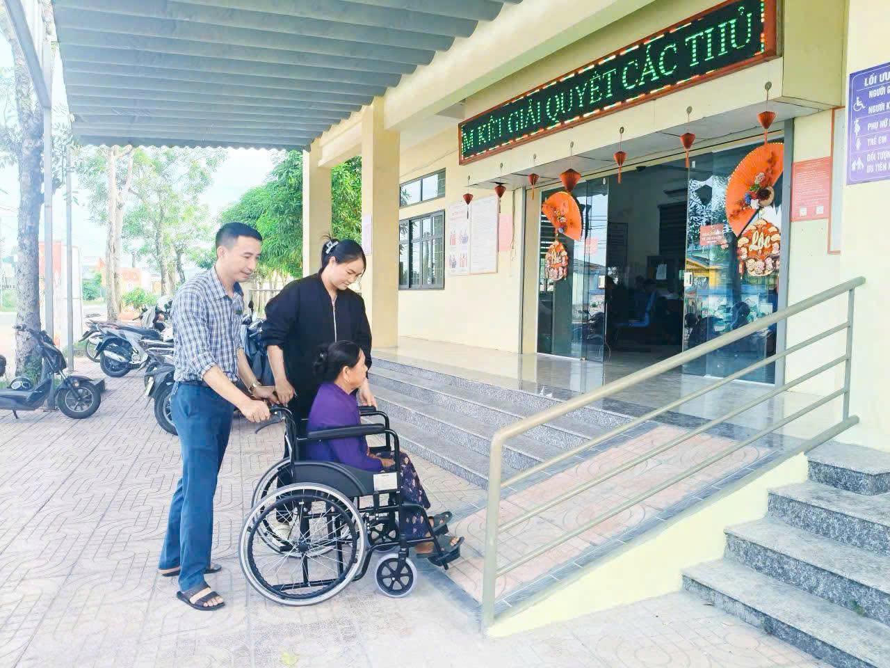 Người dân được hỗ trợ đến&nbsp;giải quyết thủ tục hành chính. (Ảnh: Cao Nhung)