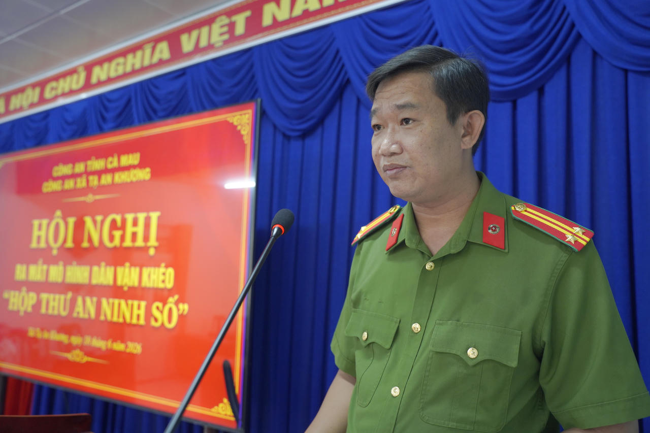 Trung tá Phạm Thành Cuộc - Phó Trưởng Công an xã Tạ An Khương công bố các Quyết định thành lập và triển khai mô hình “Hộp thư An ninh số”.