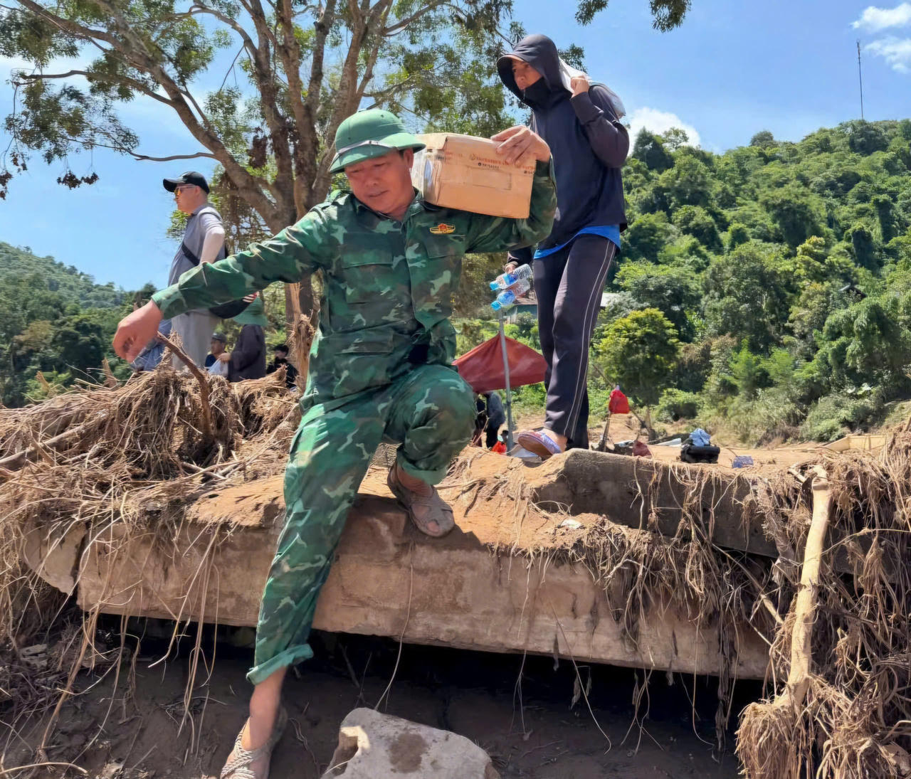 Phóng viên Xuân Hòa - Báo cựu chiến binh Việt Nam hỗ trợ người dân vùng lũ xã Mỹ Lý do ảnh hưởng bão số 3, tháng 7/2025.