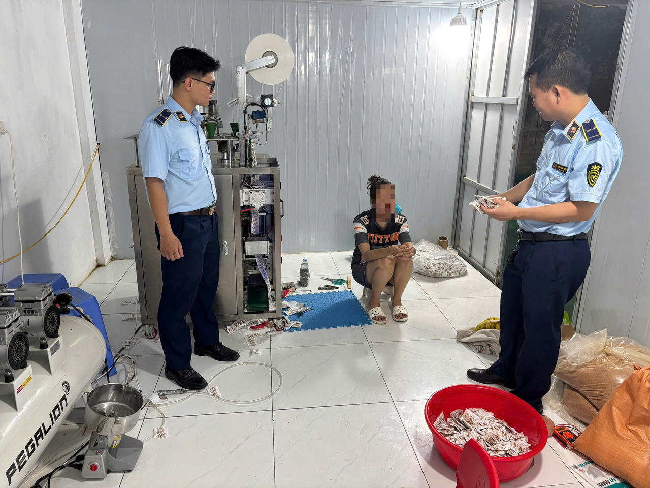 Lực lượng chức năng phát hiện nhiều sản phẩm và thiết bị để thực hiện hành vi sản xuất hàng giả tại cơ sở.