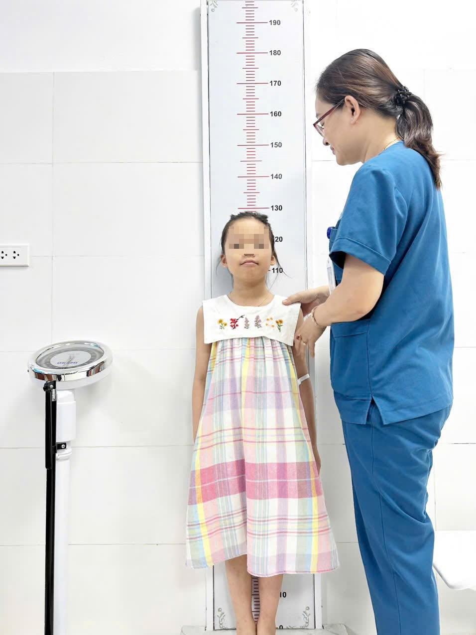 Khám, tư vấn dinh dưỡng cho trẻ em. (Ảnh: BVCC)