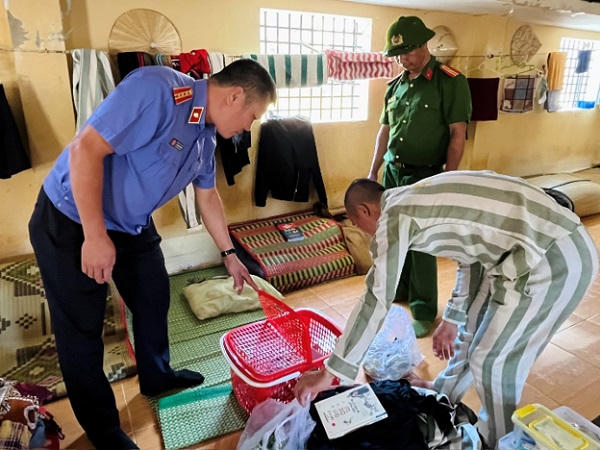Đoàn công tác kiểm tra vật dụng cá nhân của phạm nhân tại Trại giam Gia Trung. (Ảnh: ĐVCC)