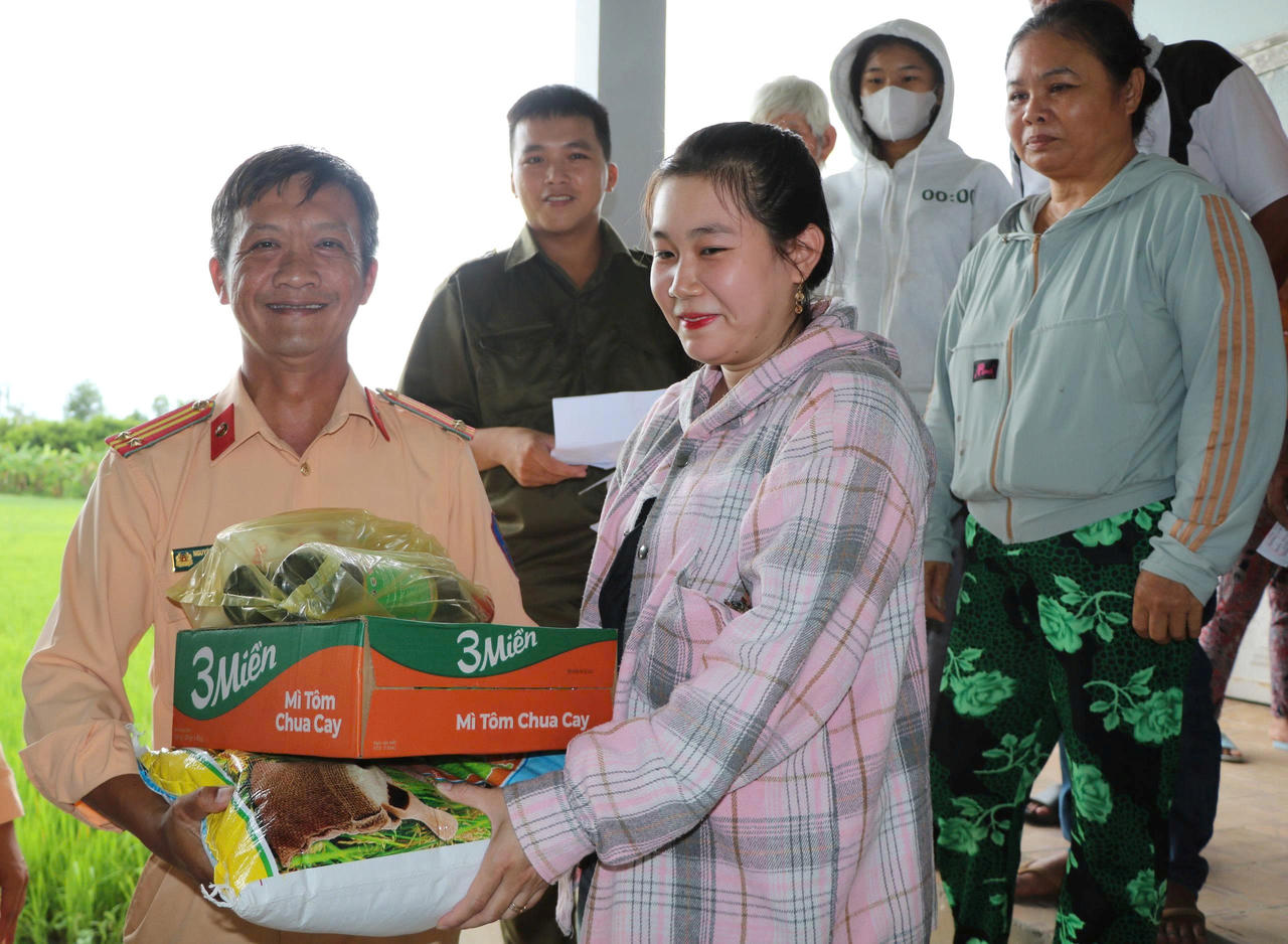 50 phần quà được trao đến các hộ dân có hoàn cảnh khó khăn sinh sống trên địa bàn xã Thạnh Đông