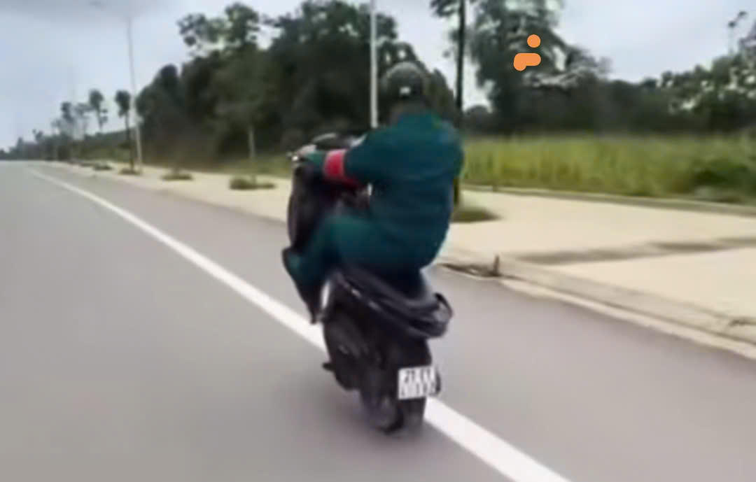 Hình ảnh nam thanh niên mặc trang phục dân quân tự vệ "bốc đầu" xe máy lan truyền trên mạng xã hội. Ảnh: CTV.