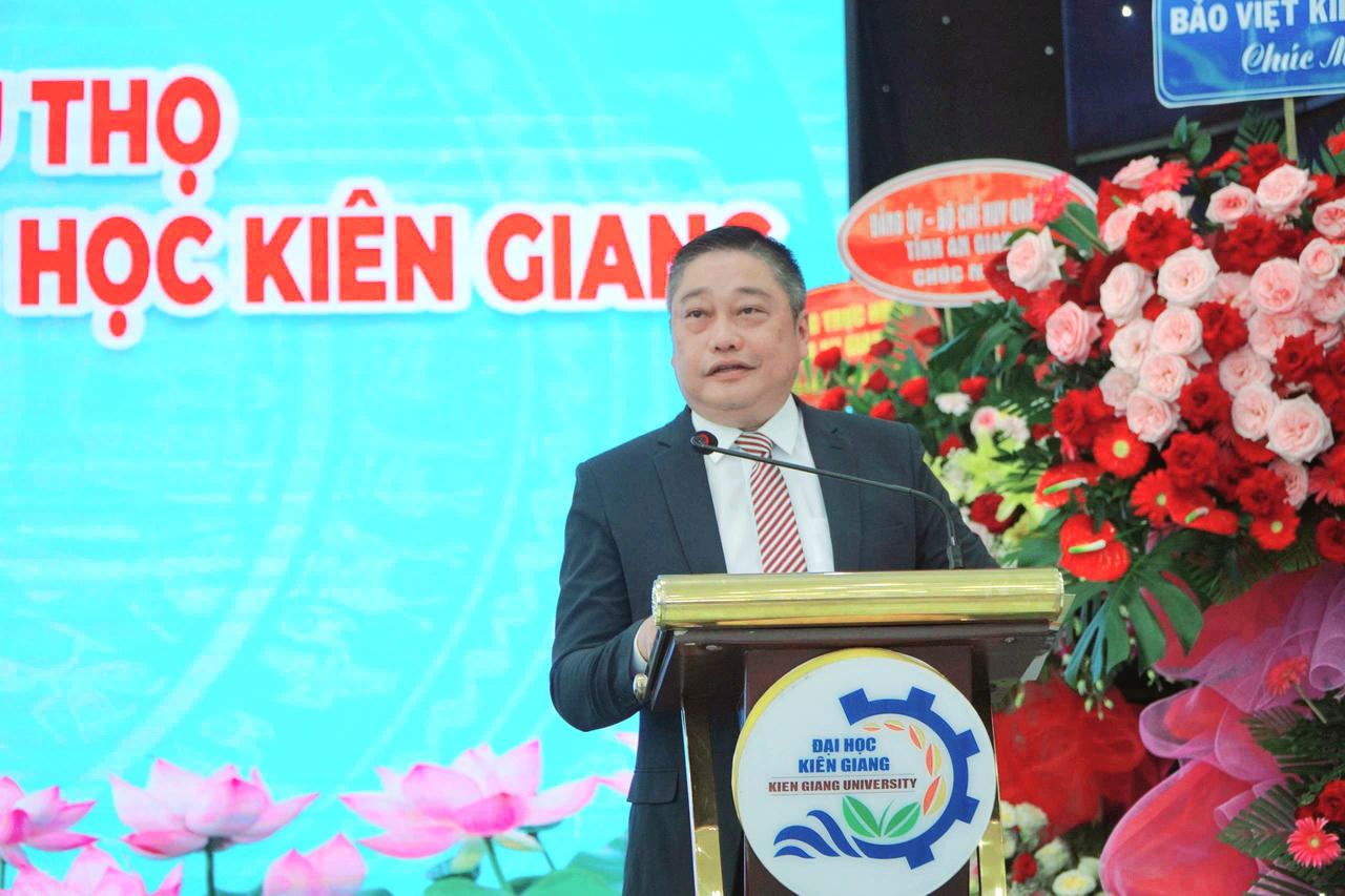 Tiến sĩ Nguyễn Hữu Thọ, Bí thư Đảng ủy Trường Đại học Kiên Giang, giữ chức Hiệu trưởng phát biểu