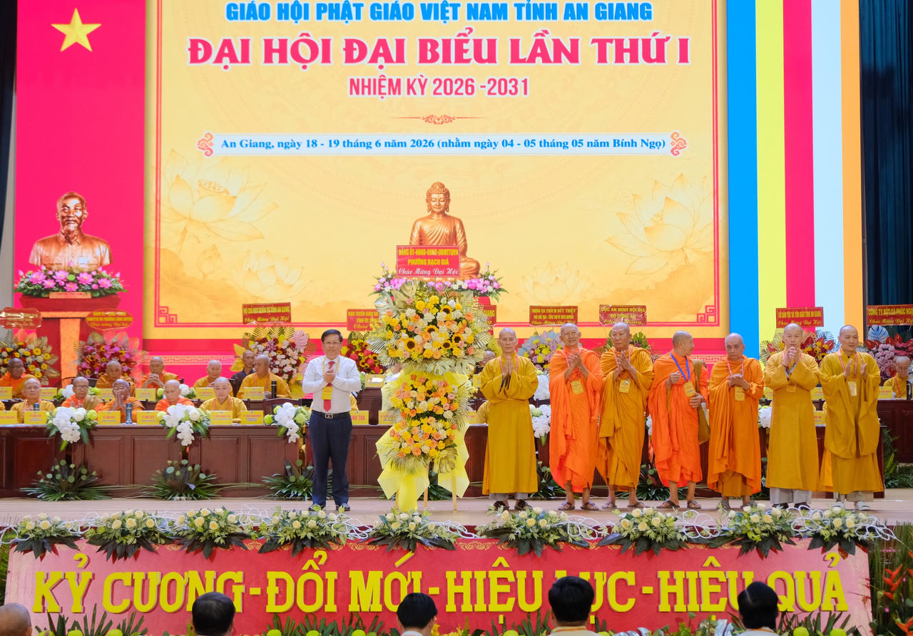 Ông Mai Hoàng Khởi - Bí thư Đảng ủy phường Rạch Giá, tỉnh An Giang tặng hoa chúc mừng