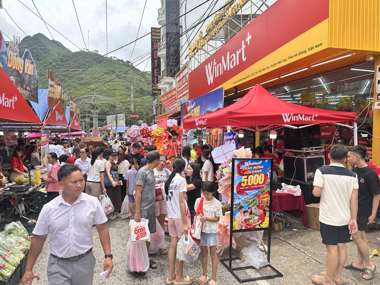Nhiều người dân mua hàng tại Winmart+ Mèo Vạc.