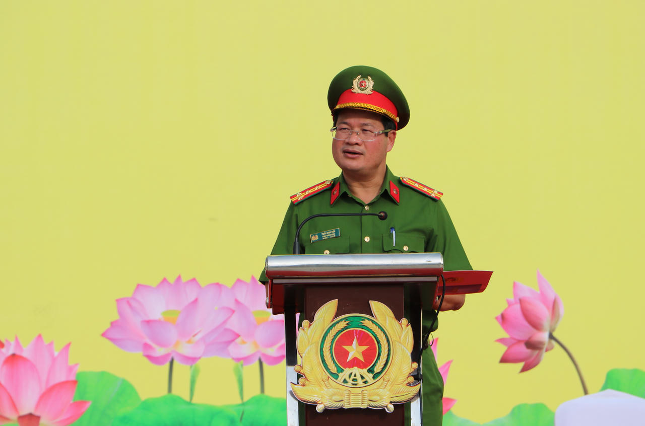 Đại tá Trần Anh Sơn - Phó Giám đốc Công an thành phố Đồng Nai phát lệnh ra quân.