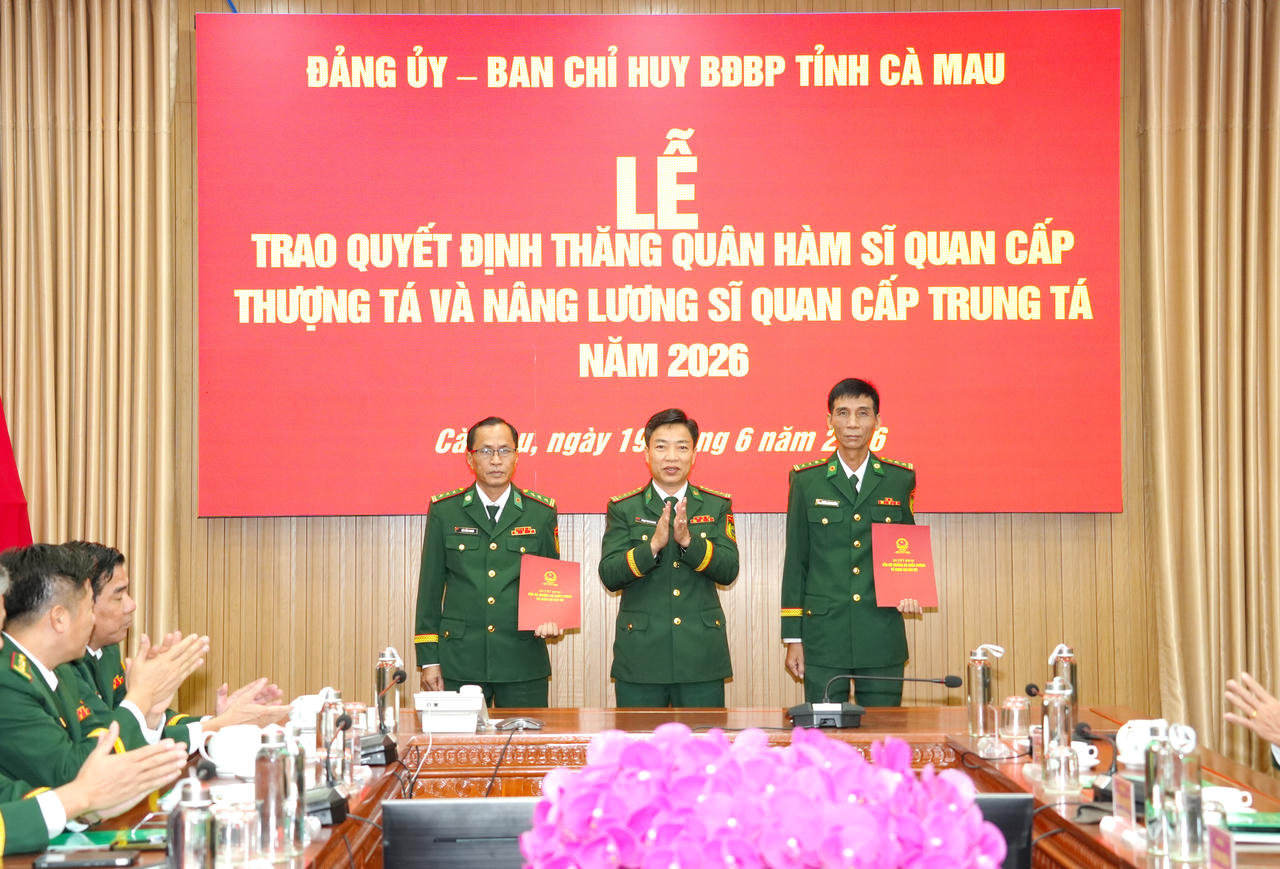 Đại tá Phạm Minh Giang - Tỉnh ủy viên, Bí thư Đảng ủy, Chính ủy Ban Chỉ huy BĐBP tỉnh Cà Mau trao quyết định thăng quân hàm sĩ quan cấp Thượng tá.