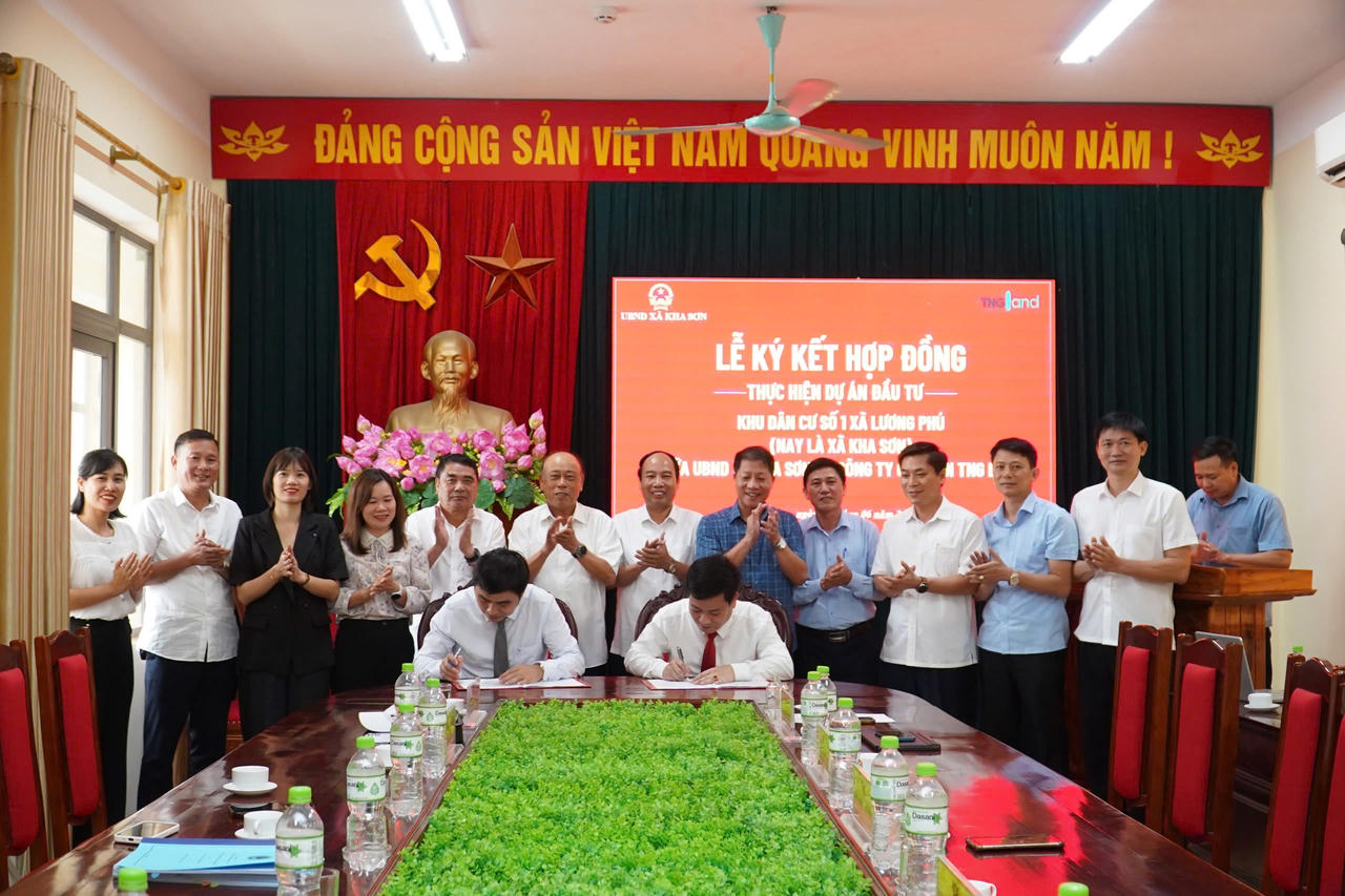 Đại diện UBND xã Kha Sơn và Công ty Cổ phần TNG Land thực hiện nghi thức ký kết hợp đồng Dự án Khu dân cư số 1 xã Lương Phú (nay là xã Kha Sơn) tại hội trường UBND xã.