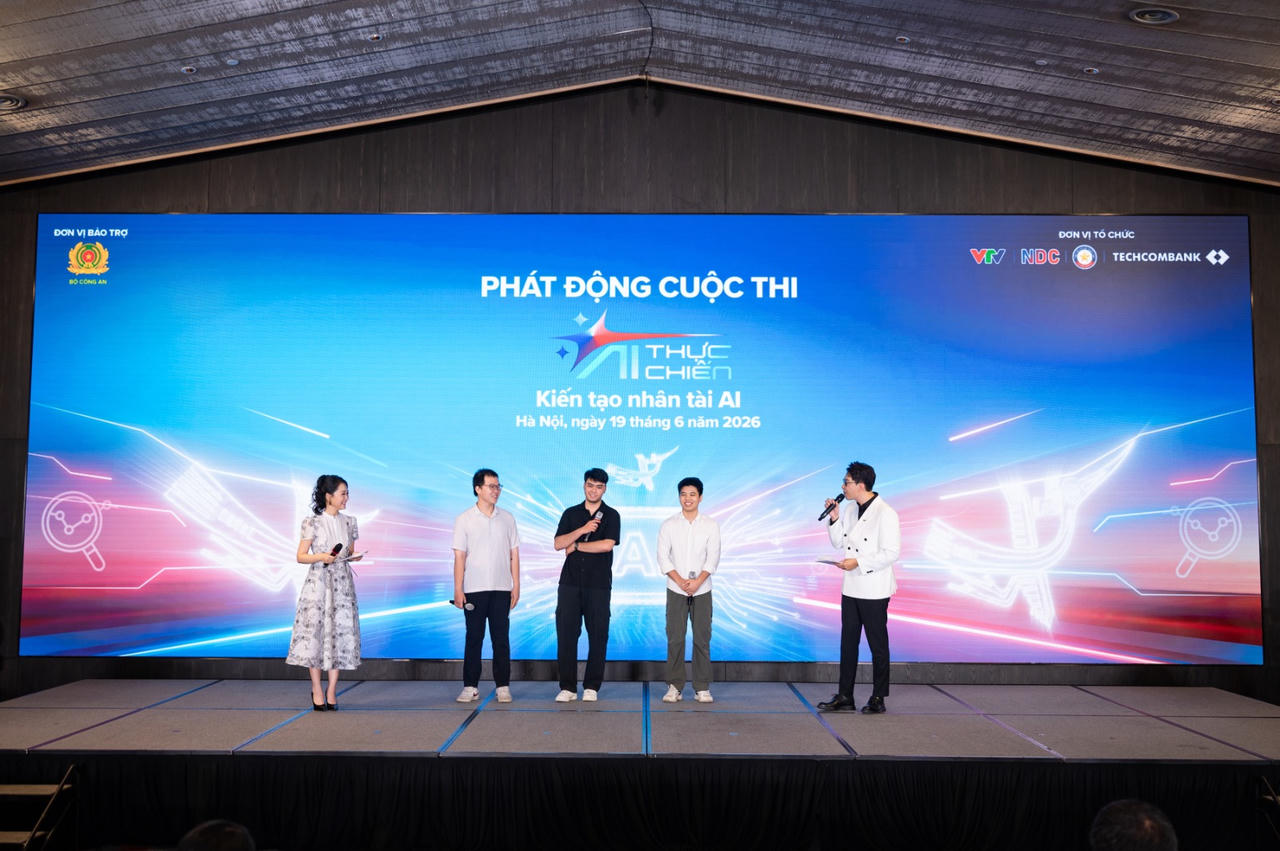 Quán quân AI Thực chiến mùa 1 "truyền lửa" và chia sẻ về học bổng “Điều kỳ diệu của Techcombank” trị giá 1 triệu USD tới các thí sinh mùa 2. Ảnh: Techcombank