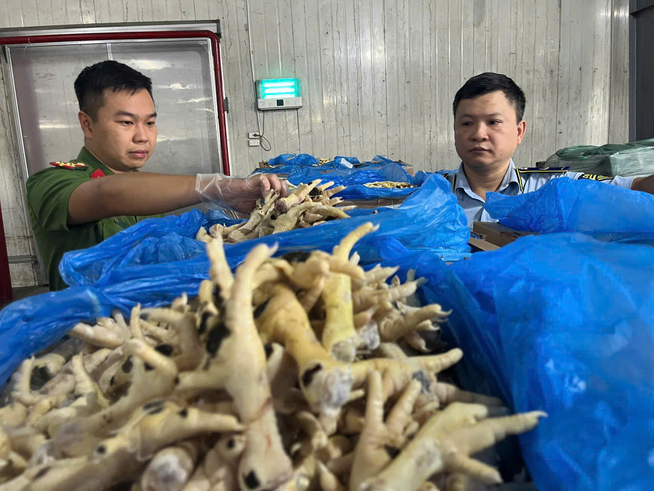 Hà Nội: Khởi tố vụ án buôn lậu chân gà “siêu khủng” tiêu thụ trong nước