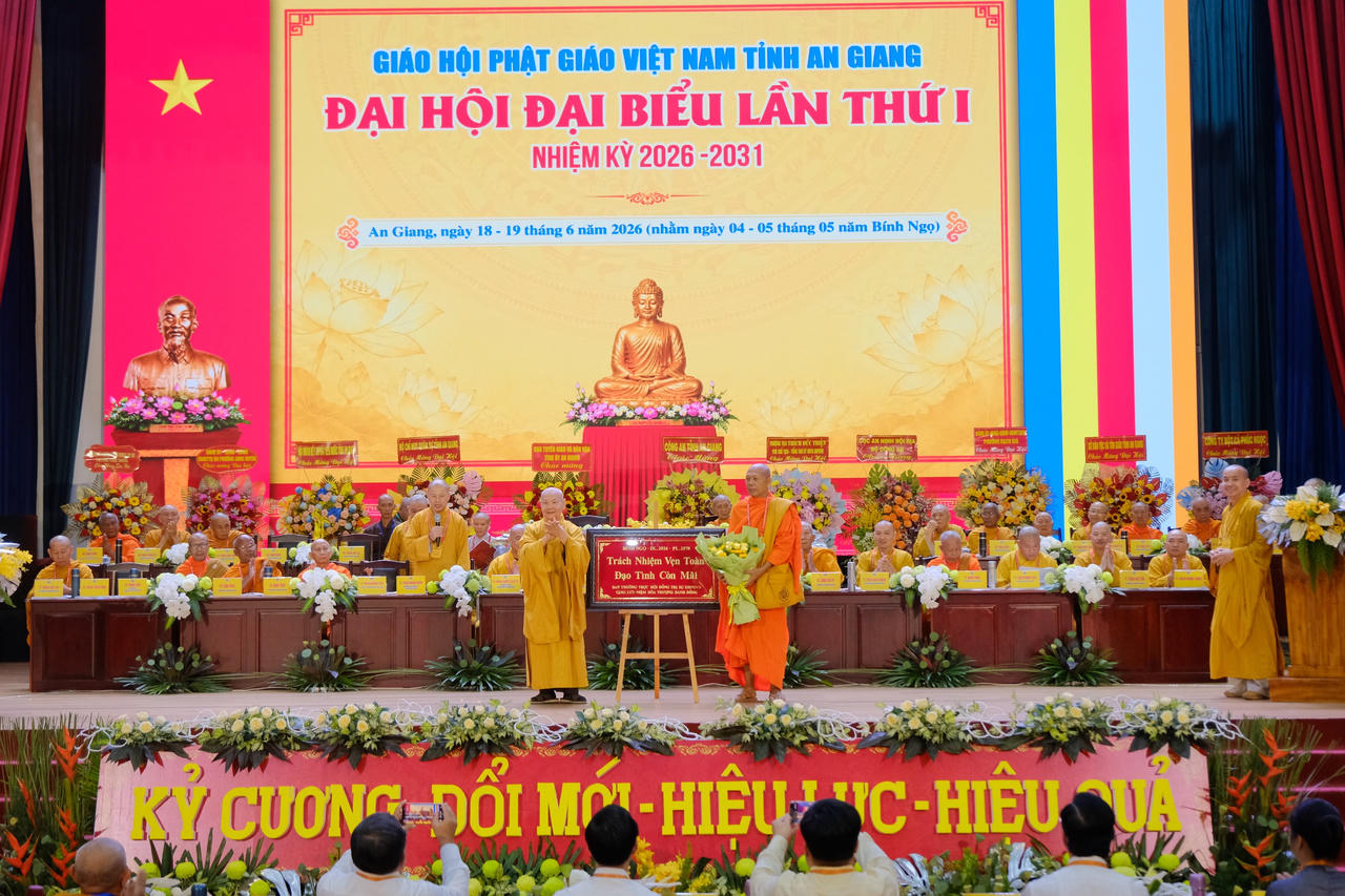 Hòa thượng Thích Thiện Nhơn tặng bức khánh cho Hòa thượng Danh Đổng vì đã có nhiều đóng góp cho sự phát triển của Phật giáo Việt Nam.