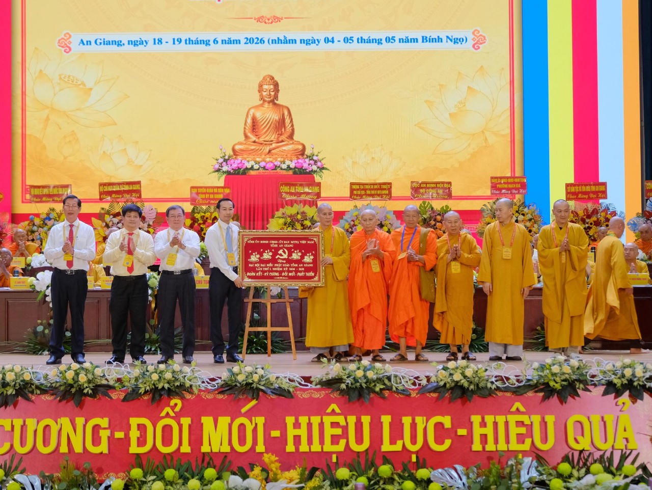 Phó Bí thư Thường trực Tỉnh ủy, Chủ tịch HĐND tỉnh An Giang Nguyễn Thanh Nhàn cùng các đồng chí lãnh đạo tỉnh trao tặng bức trướng cho đại hội.