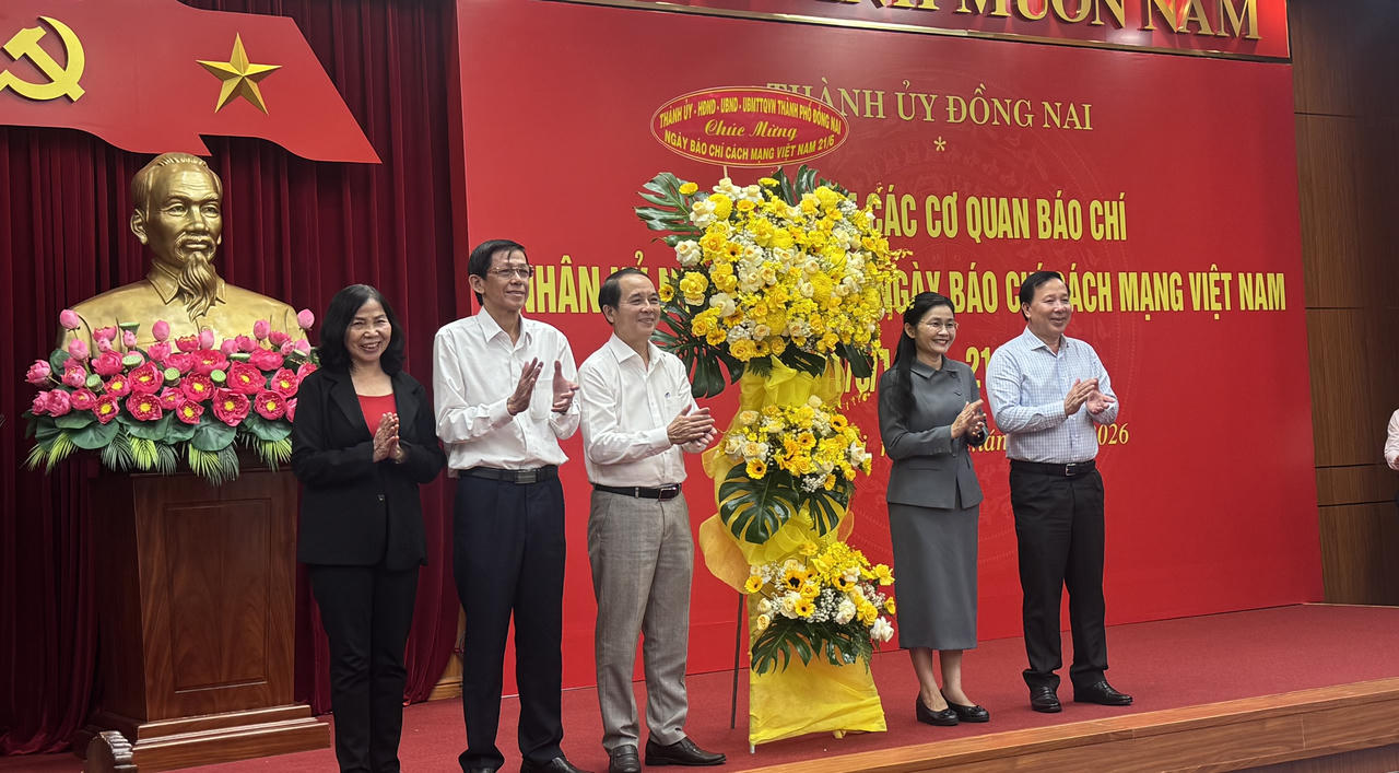 Thành ủy Đồng Nai tặng hoa cho lãnh đạo báo và phát thanh, truyền hình địa phương.