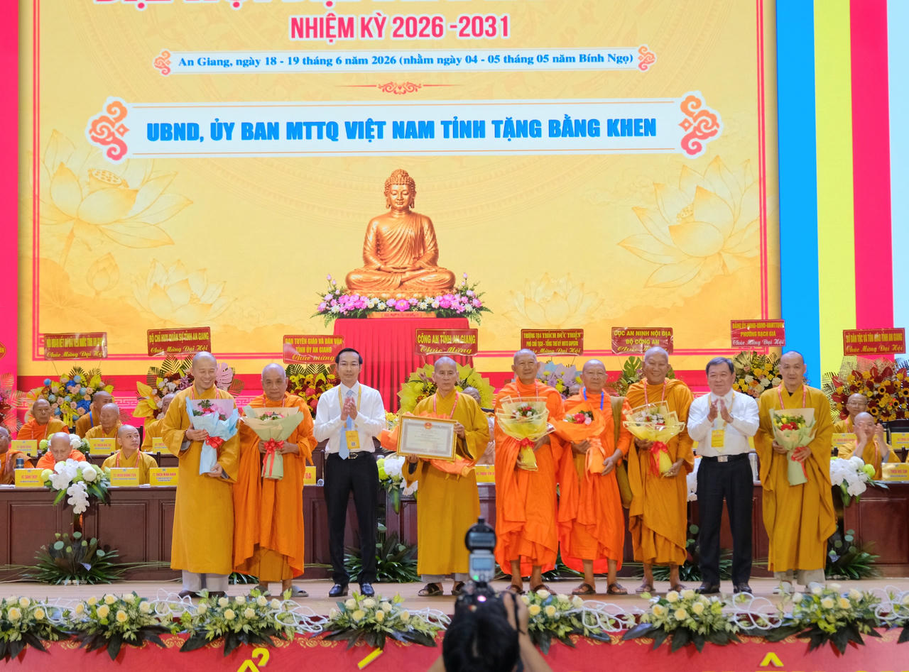Phó Bí thư Thường trực Tỉnh ủy, Chủ tịch HĐND tỉnh Nguyễn Thanh Nhàn và Ủy viên Ban Thường vụ Tỉnh ủy, Phó Chủ tịch Thường trực Ủy ban MTTQ Việt Nam tỉnh Lê Thanh Việt tặng bằng khen của Chủ tịch UBND tỉnh cho tập thể.