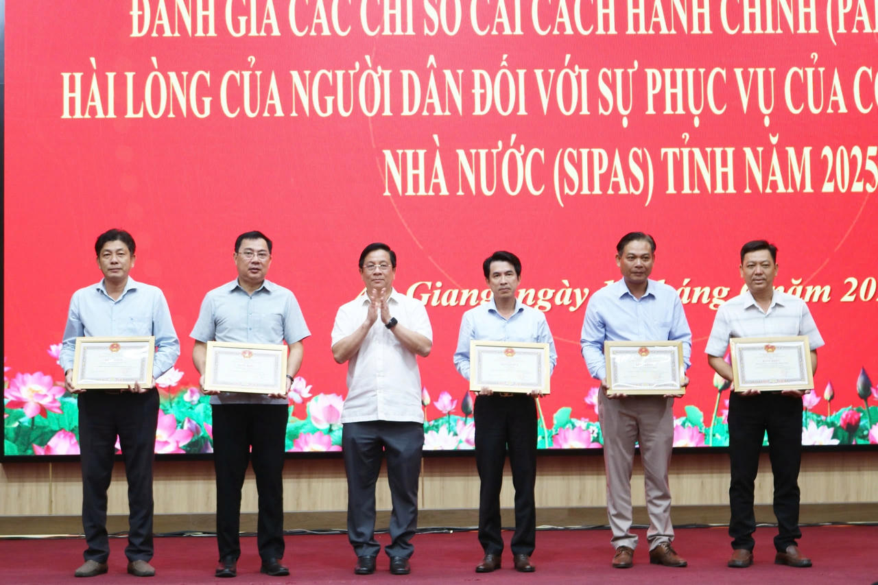Chủ tịch UBND tỉnh An Giang Hồ Văn Mừng trao bằng khen cho các tập thể, cá nhân.