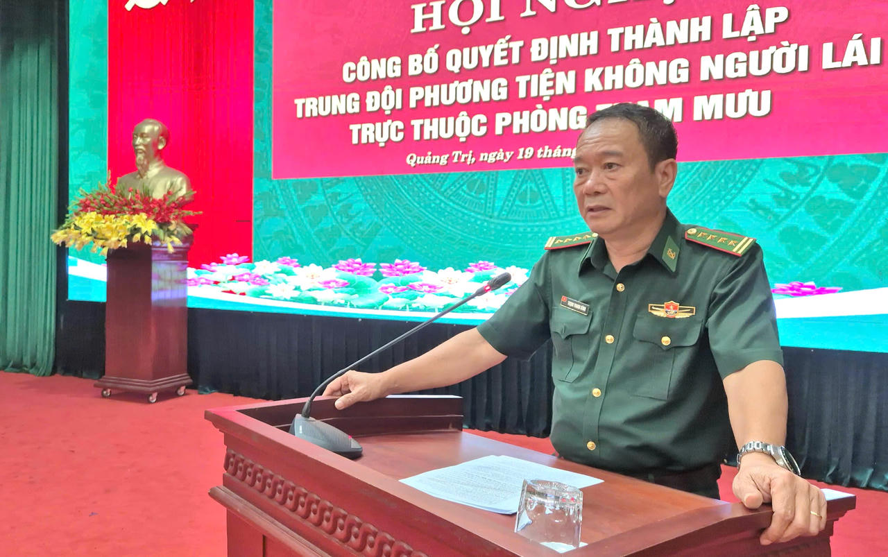 Đại tá Trịnh Thanh Bình, Chỉ huy trưởng Bộ đội Biên phòng tỉnh Quảng Trị phát biểu giao nhiệm vụ đối với Trung đội Phương tiện không người lái tại hội nghị.