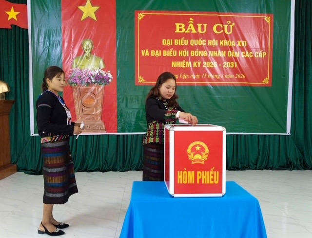 Hội viên, phụ nữ Hội PHPN xã Hướng Lập tham gia bầu cử đại biểu Quốc hội và đại biểu HĐND các cấp.