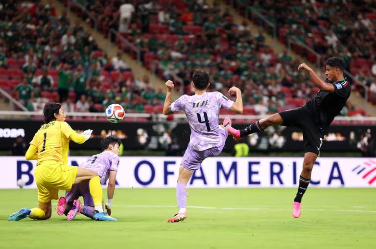 Sai lầm của thủ môn Hàn Quốc đã mang về chiến thắng cho đồng chủ nhà Mexico (Ảnh FIFA)