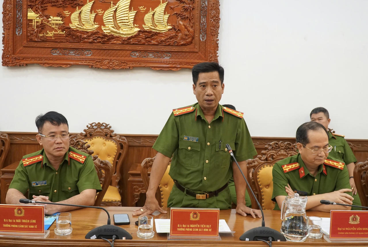 Tại TP HCM, Đại tá Nguyễn Tiến Đạt, Trưởng phòng Cảnh sát hình sự CA TP thông tin về kết quả điều tra, triệt phá các đường dây lừa đảo. (Ảnh: B.Yên) 