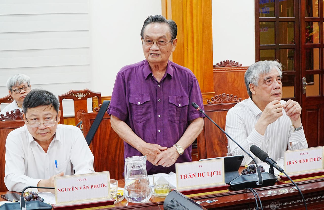 TS.Trần Du Lịch - nguyên Viện trưởng Viện Kinh tế TP Hồ Chí Minh phản biện các nội dung điều chỉnh Quy hoạch tỉnh Gia Lai. (Ảnh: Kim Loan)