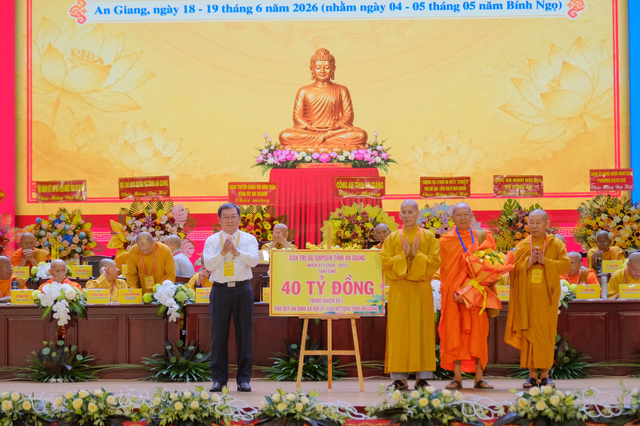 Ban Trị sự Giáo hội Phật giáo Việt Nam tỉnh An Giang trao bảng tượng trưng thực hiện công tác từ thiện xã hội nhiệm kỳ 2026 - 2031 với tổng kinh phí 40 tỷ đồng.