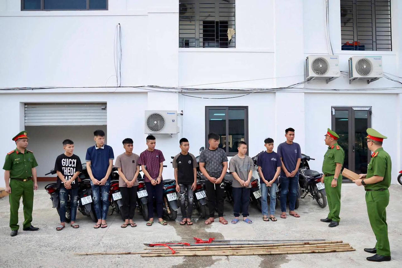 Tụ tập mang hung khí đánh nhau sau lời kêu gọi trên TikTok, 10 thanh thiếu niên bị khởi tố