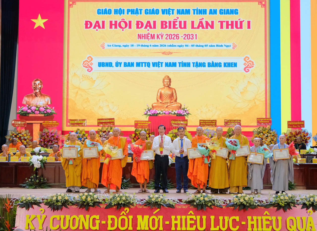 Phó Chủ tịch UBND tỉnh An Giang Lê Văn Phước (thứ năm, từ trái qua), Giám đốc Sở Dân tộc và Tôn giáo tỉnh An Giang Danh Phúc (thứ sáu, từ phải qua) tặng bằng khen cho các cá nhân.