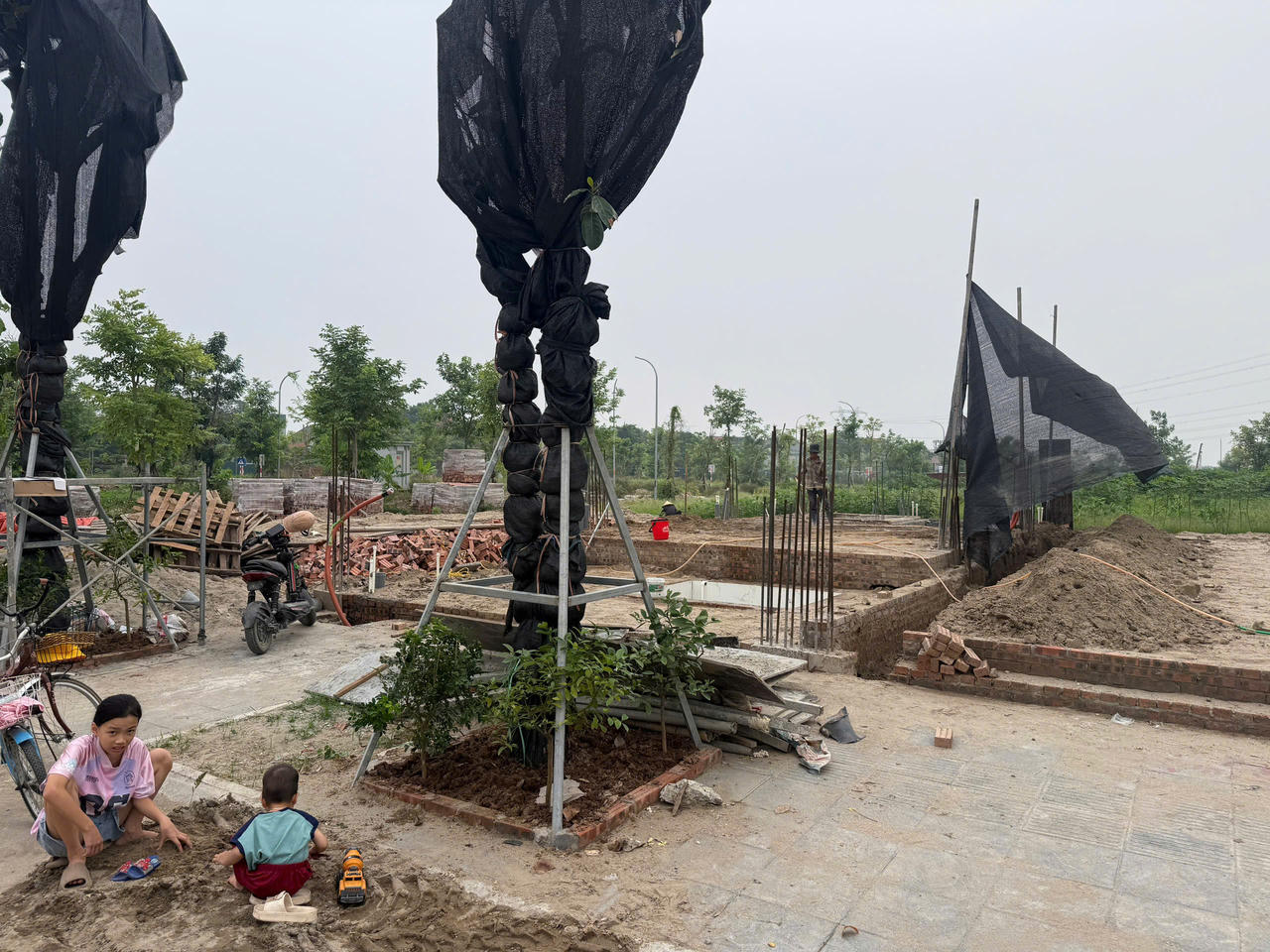 Ban lãnh đạo thôn Thiết Úng, xã Thư Lâm cho biết đã bố trí người trực tại Nhà văn hoá thôn để trực tiếp  hỗ trợ bà con khi xây dựng nhà; như thủ tục đấu nối điện nước, giấy phép xây dựng, dăng ký tạm trú...