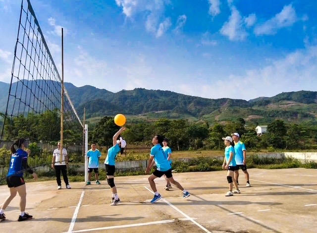 Hội viên, phụ nữ Hội PHPN xã Hướng Lập tham gia thể dục, thể thao tại địa phương.