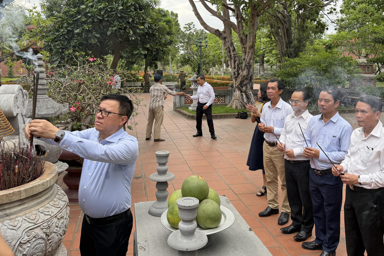 Hải Phòng: Đoàn đại biểu Trung ương Hội Nhà báo Việt Nam dâng hương tưởng niệm đồng chí Nguyễn Đức Cảnh