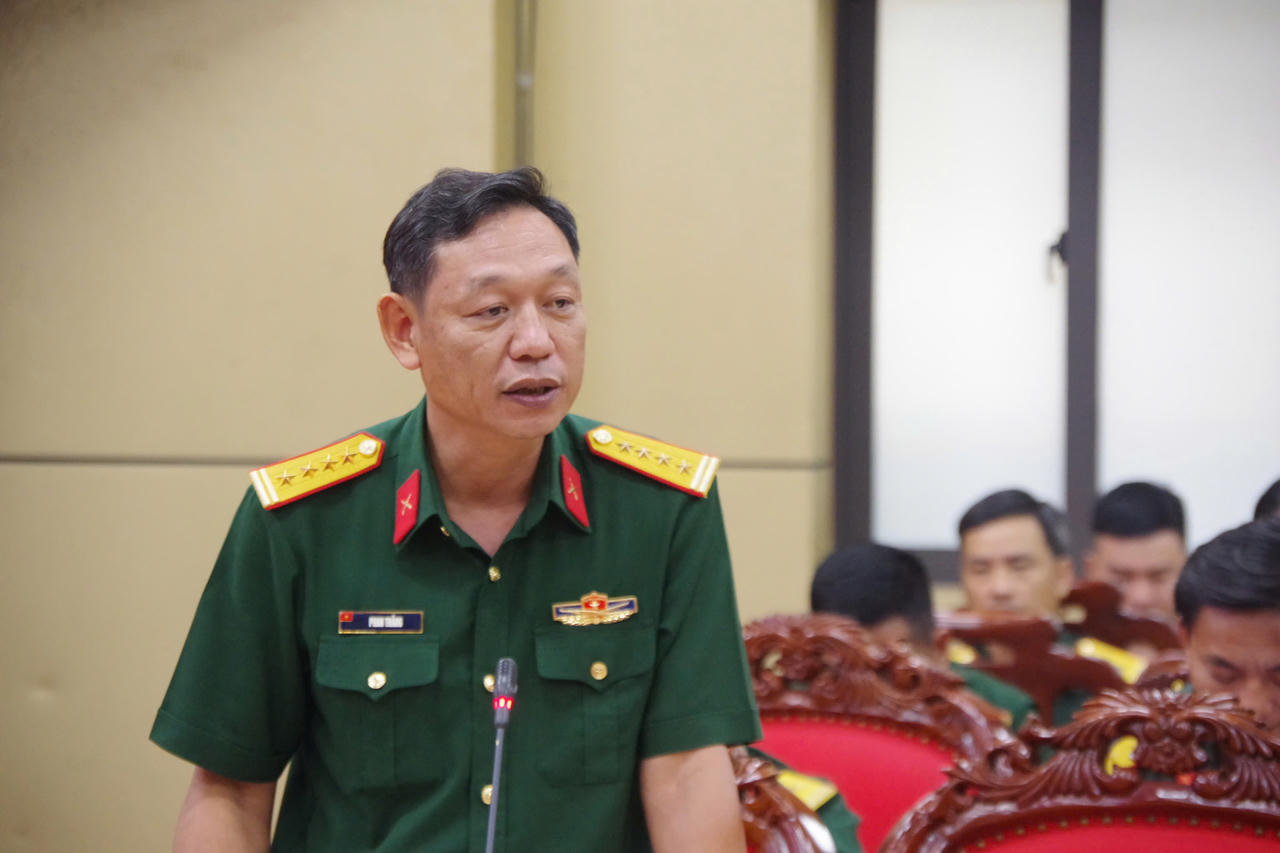 Đại tá Phan Thắng, Ủy viên Ban Thường vụ Tỉnh ủy, Phó Bí thư Đảng ủy Quân sự tỉnh, Chỉ huy trưởng Bộ CHQS tỉnh phát biểu tại buổi gặp mặt.