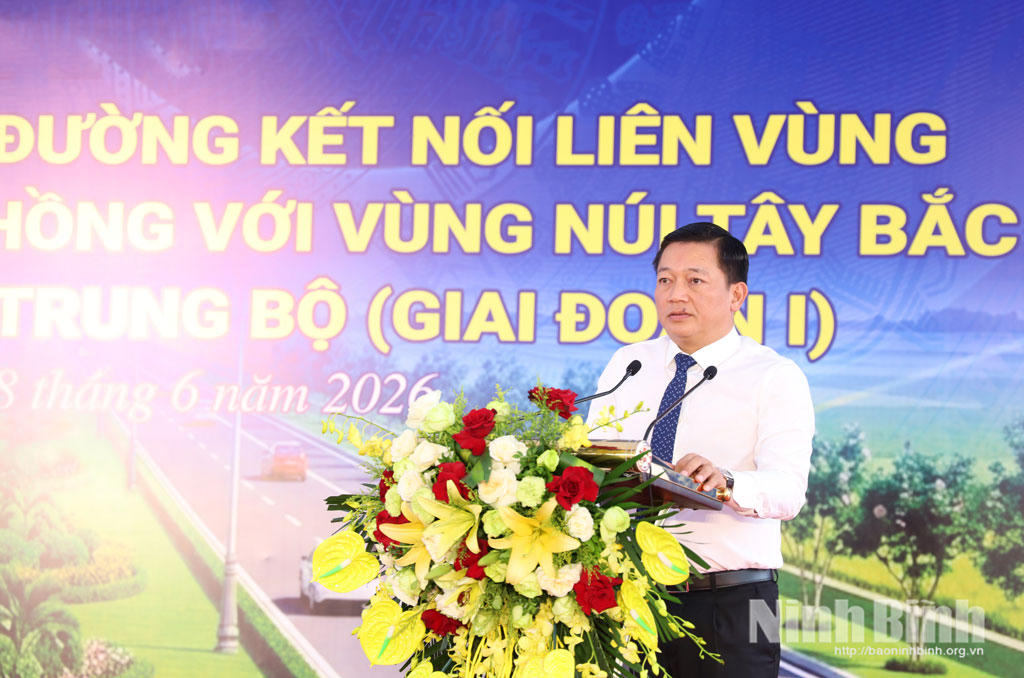 Ông Nguyễn Cao Sơn, Tỉnh ủy viên, Phó Chủ tịch UBND tỉnh phát biểu tại lễ khởi công. Ảnh: Trần Giang
