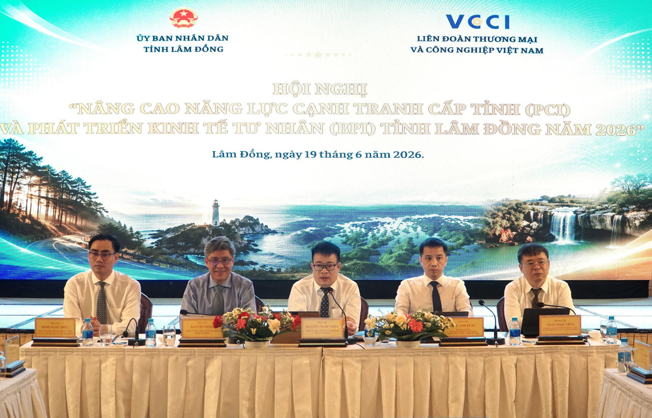 Lãnh đạo VCCI và lãnh đạo tỉnh Lâm Đồng chủ trì hội nghị.