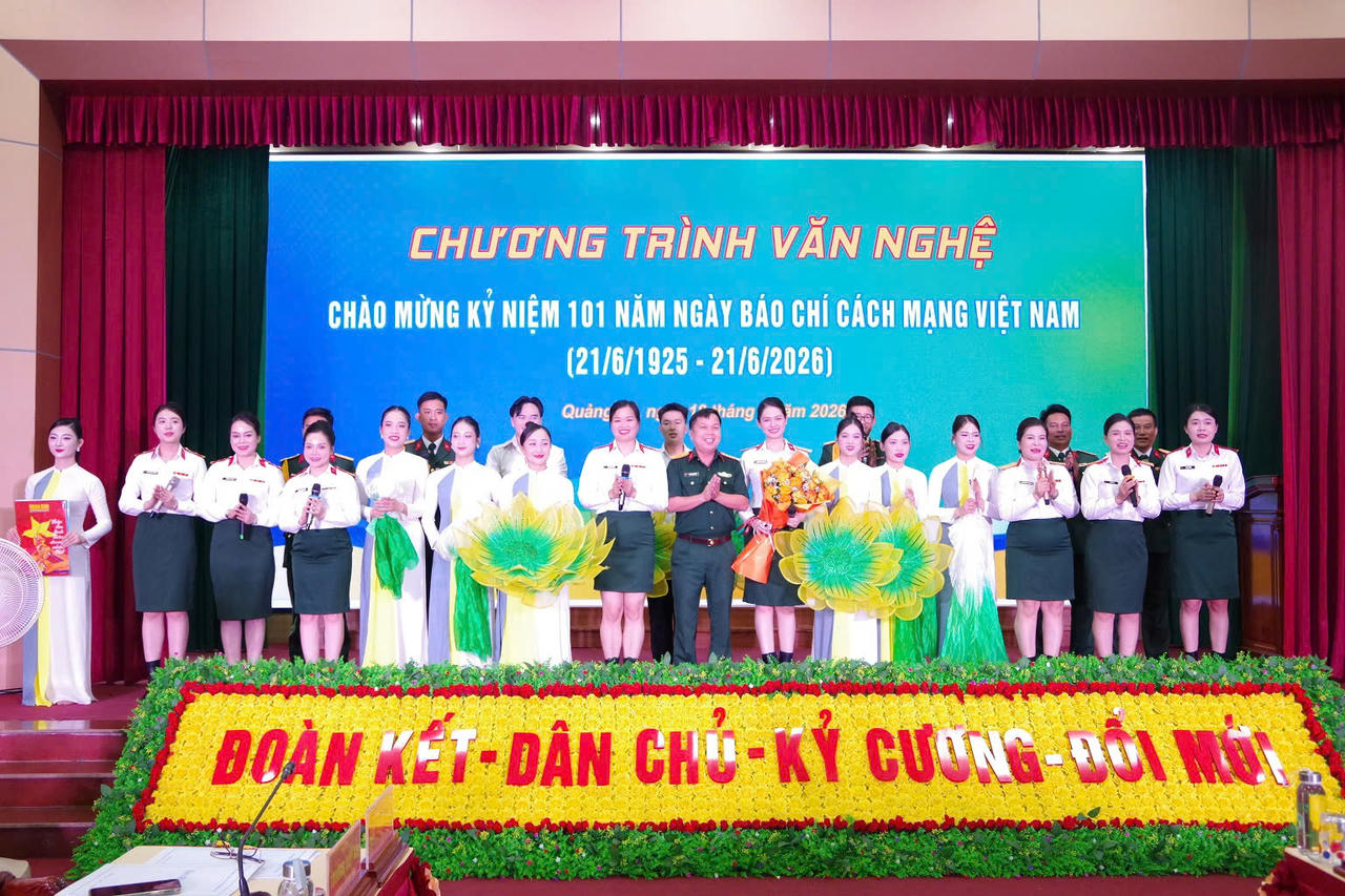 Đại tá Trương Viết Hải, Tỉnh ủy viên, Phó Bí thư Thường trực Đảng ủy Quân sự tỉnh, Chính ủy Bộ CHQS tỉnh tặng hoa cho đội văn nghệ.