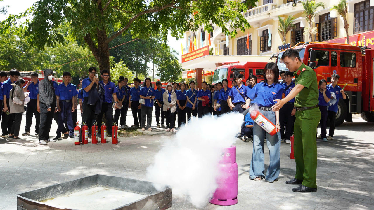 Thực hành sử dụng bình chữa cháy dập tắt đám cháy giả định.