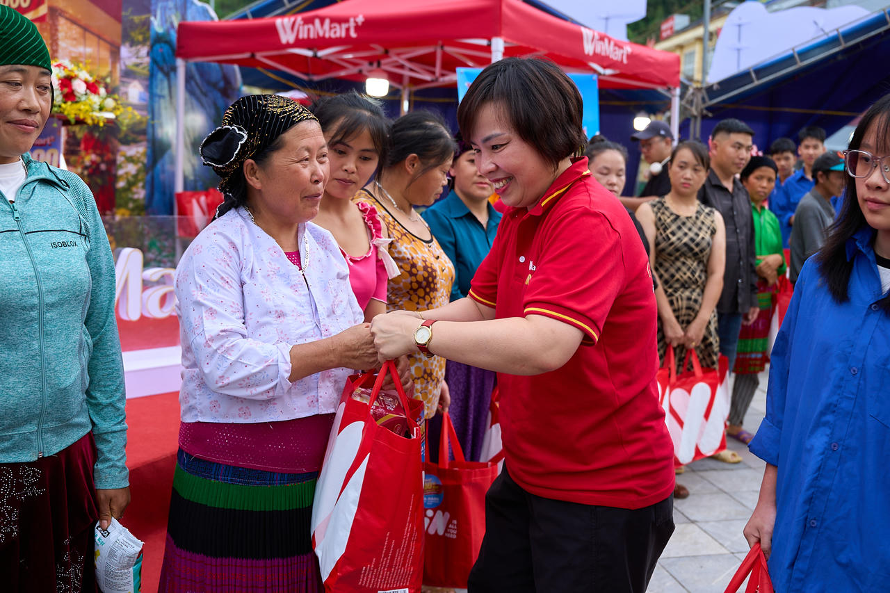 Hàng nghìn suất quà được WinMart gửi tặng bà con địa phương.