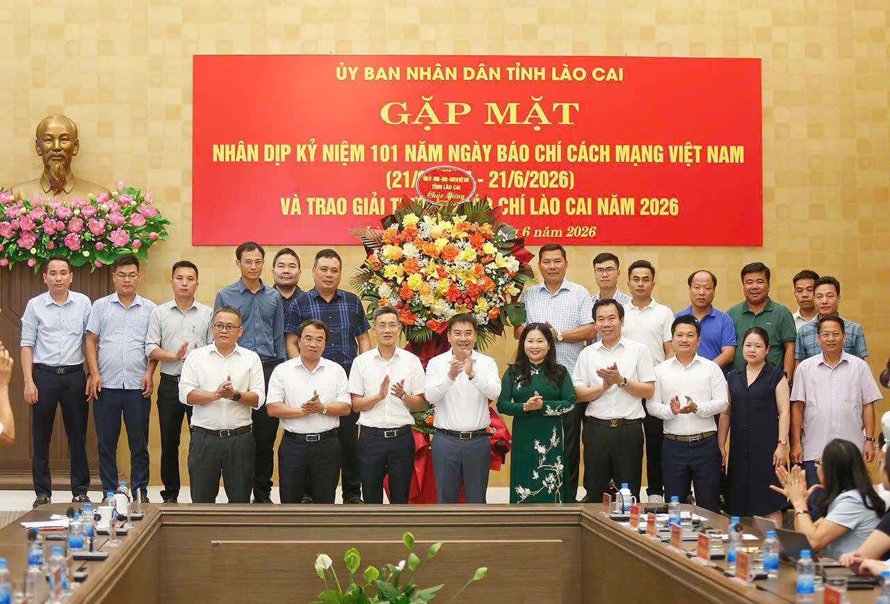 Lãnh đạo tỉnh Lào Cai tặng hoa chúc mừng các cơ quan báo chí nhân kỷ niệm&nbsp;101 năm Ngày Báo chí Cách mạng Việt Nam (21/6/1925 - 21/6/2026).